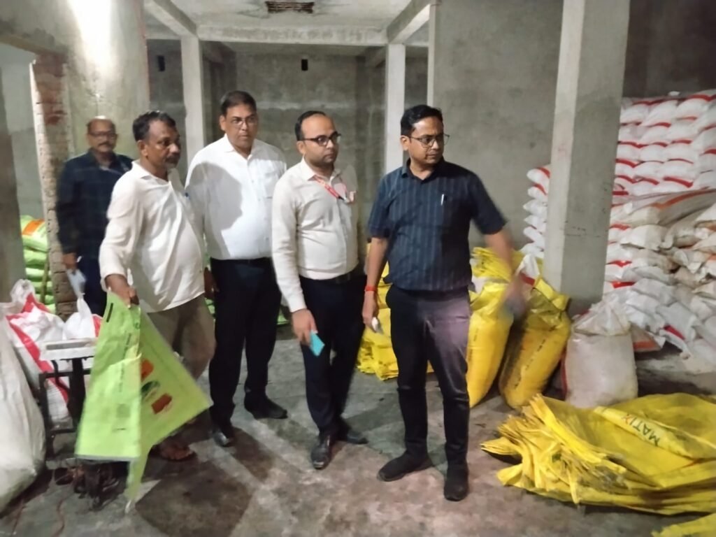 गोदाम में चल रही थी उर्वरक की कथित अवैध पैकिंग, प्रशासन ने ट्रक समेत माल किया जब्त - कैमूर ( भभुआ ), बिहार