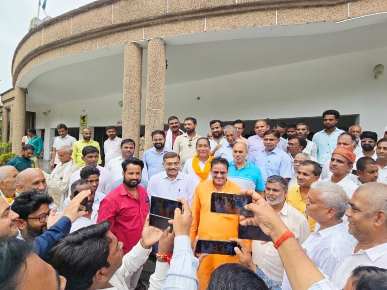 रिपोर्टर-अनिरुद्ध अग्रहरि जनपद के उचित दर विक्रेताओं द्वारा ज्ञापन के माध्यम से मुख्यमंत्री को हार्दिक आभार एवं धन्यवाद ज्ञापित किया गया।