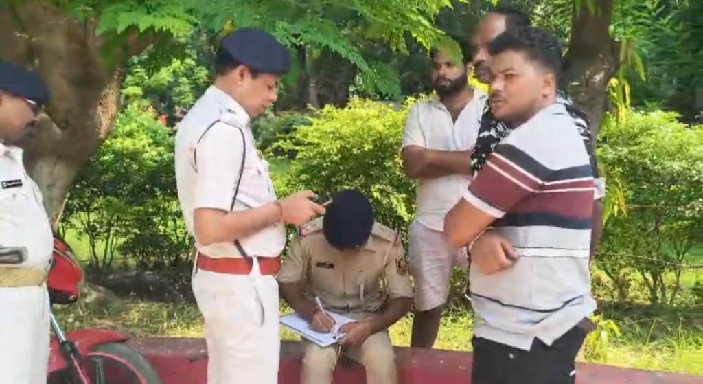 मौत रामगढ़-मोहनिया पथ पर ट्रैक्टर ने बाइक सवार को कुचला, मौके पर मची अफरा-तफरी 1 मौत रामगढ़-मोहनिया पथ पर ट्रैक्टर ने बाइक सवार को कुचला, मौके पर मची अफरा-तफरी - कैमूर ( भभुआ ), बिहार