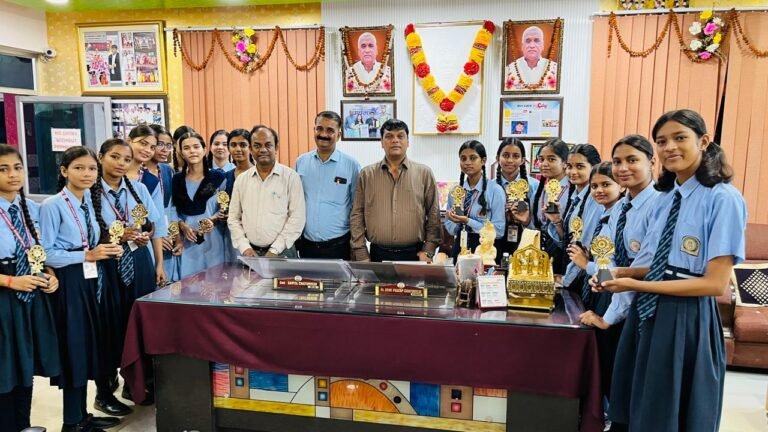 रिपोर्टर-अनिरुद्ध अग्रहरि सूर्या स्कूल में मेधावी छात्र-छात्राओं का भव्य सम्मान, डॉ. उदय प्रताप चतुर्वेदी ने बढ़ाया बच्चों का हौसला