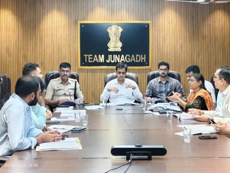 જિલ્લા કલેક્ટર દ્વારા સંલગ્ન અધિકારીઓ સાથે બેઠક કરી લેન્ડ ગ્રેબિંગ કાયદા નિયમો ની સમીક્ષા કરી