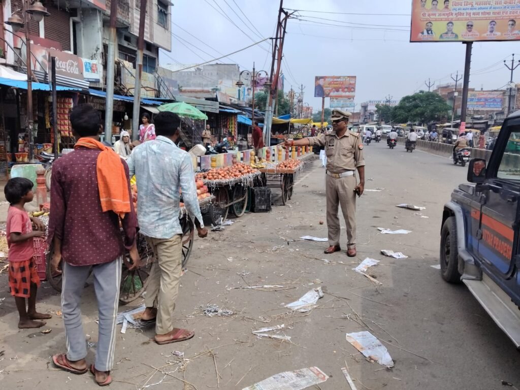 रिपोर्टर-अनिरुद्ध अग्रहरि पुलिस अधीक्षक संतकबीरनगर के निर्देशन में यातायात पुलिस द्वारा विशेष अभियान चलाकर सड़क किनारे से हटवाया गया अतिक्रमण, लोगो को किया गया जागरुक - SANT KABIR NAGAR, उत्तर प्रदेश