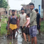 चैनपुर के डीहभुजैना में जलजमाव से ग्रामीण परेशान, सड़क पर जमा पानी बना मुसीबत