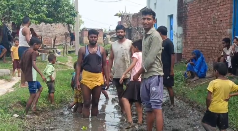 चैनपुर के डीहभुजैना में जलजमाव से ग्रामीण परेशान, सड़क पर जमा पानी बना मुसीबत