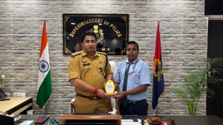 रिपोर्टर-अनिरुद्ध अग्रहरि सूर्या इंटरनेशनल स्कूल के विद्यार्थी अंश यादव ने संतकबीरनगर को प्रतीक चिन्ह भेंट कर किया सम्मानित