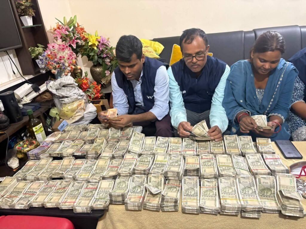 पटना एडीएम और उनकी सब रजिस्ट्रार पत्नी के ठिकानों से 1 करोड़ कैश बरामद! 1 पटना एडीएम और उनकी सब रजिस्ट्रार पत्नी के ठिकानों से 1 करोड़ कैश बरामद! - पटना, बिहार