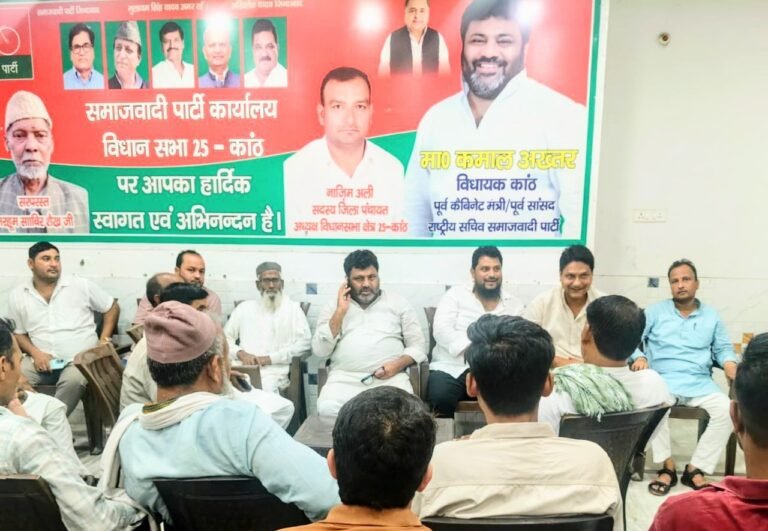 कांठ: जनसुनवाई में सपा विधायक कमाल अख्तर ने सुनी क्षेत्रवासियों की समस्याएं, अधिकारियों से समस्याओं के समाधान को कहा