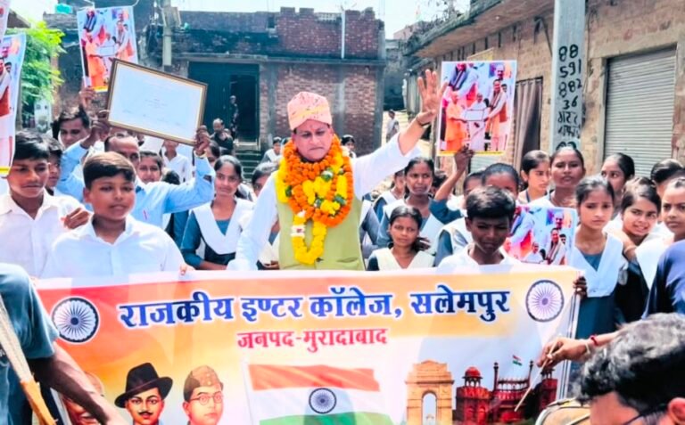 कांठ: राज्य शिक्षक पुरस्कार मिलने पर सलेमपुर में प्रधानाचार्य डॉ. अनुज अग्रवाल का भव्य स्वागत