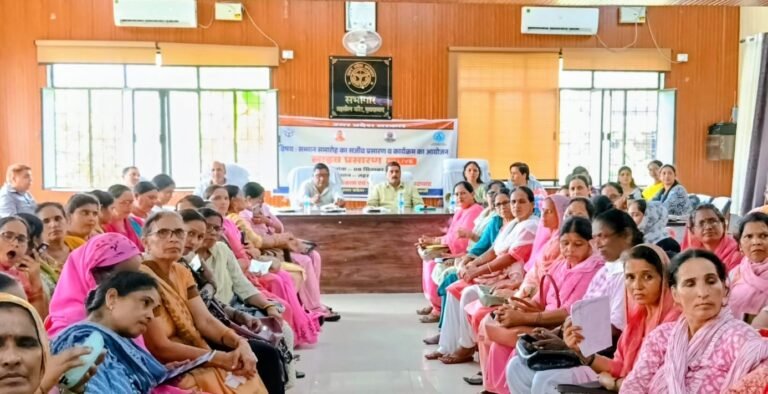 कांठ में आंगनबाड़ी कार्यकत्रियों एवं सहायिकाओं ने देखा मुख्यमंत्री के कार्यक्रम का लाइव प्रसारण