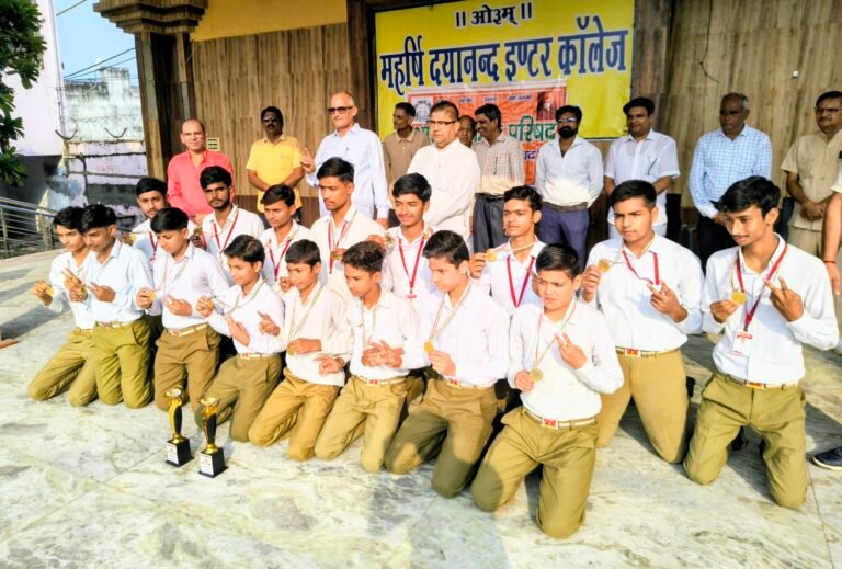 कांठ: महर्षि दयानंद इंटर कॉलेज के आठ छात्रों का राज्य स्तरीय वॉलीबॉल प्रतियोगिता के लिए चयन