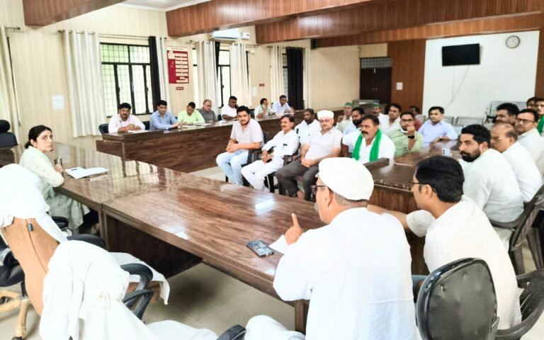 कांठ में समस्याओं और मांगों को लेकर भाकियू टिकैत की अधिकारियों से हुई त्रिपक्षीय वार्ता