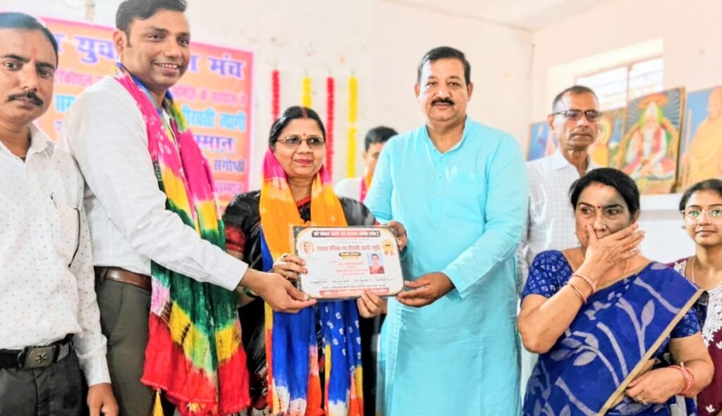 कांठ की प्रधानाचार्या डॉ. अंजना शर्मा को मिला 'समाज सेविका स्व. वीरवती त्यागी स्मृति शिक्षक सम्मान' 1 कांठ की प्रधानाचार्या डॉ. अंजना शर्मा को मिला 'समाज सेविका स्व. वीरवती त्यागी स्मृति शिक्षक सम्मान' - MORADABAD, उत्तर प्रदेश