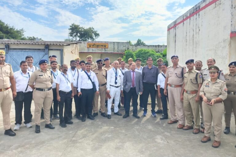 कांठ स्टेशन पर मजिस्ट्रेट चेकिंग, 160 यात्री बिना टिकट पकड़े, 1,12,460 रुपये का वसूला जुर्माना
