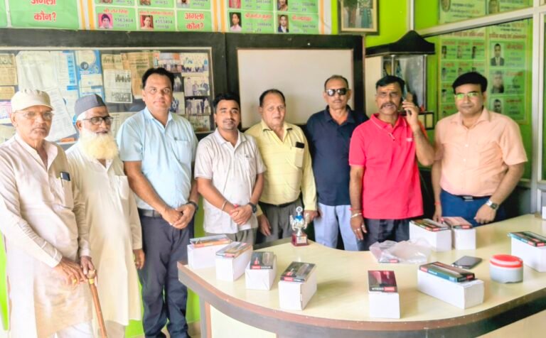 कांठ: एलआईसी के 70 वर्ष पूरे होने पर पत्रकारों को किया सम्मानित