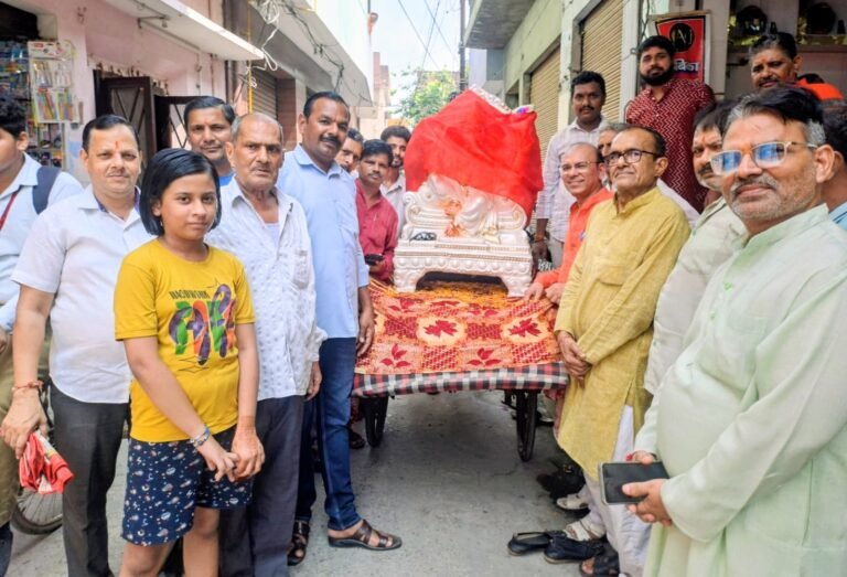 गणपति बप्पा के जयघोष से गूंजा कांठ: भव्य प्रभात फेरी के बाद वैश्य बिश्नोई शिव मंदिर में विधि-विधान से विराजमान हुए श्री गणेश, श्रद्धालुओं ने की सुख-समृद्धि की कामना