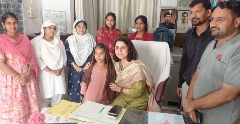 कांठ की उपजिलाधिकारी ने पांच परिषदीय विद्यालयों का किया निरीक्षण, व्यवस्थाएं दुरुस्त रखने के निर्देश