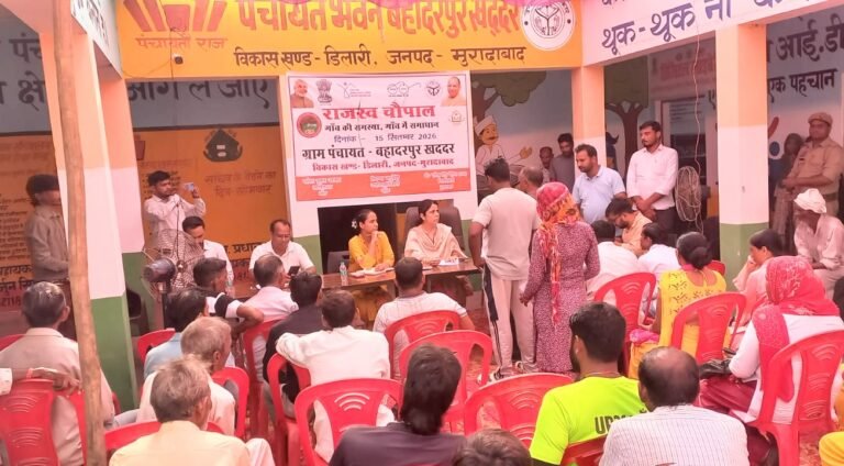 कांठ: राजस्व ग्राम चौपाल में ग्रामीणों की समस्याएं सुनीं, कई शिकायतों का मौके पर निस्तारण
