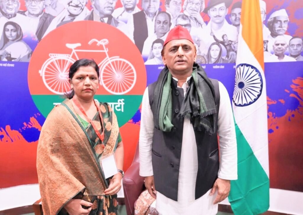 पूर्व मुख्यमंत्री अखिलेश यादव से मिलीं सपा महिला सभा की कांठ विधानसभा अध्यक्ष बीना विश्नोई 1 पूर्व मुख्यमंत्री अखिलेश यादव से मिलीं सपा महिला सभा की कांठ विधानसभा अध्यक्ष बीना विश्नोई - MORADABAD, उत्तर प्रदेश