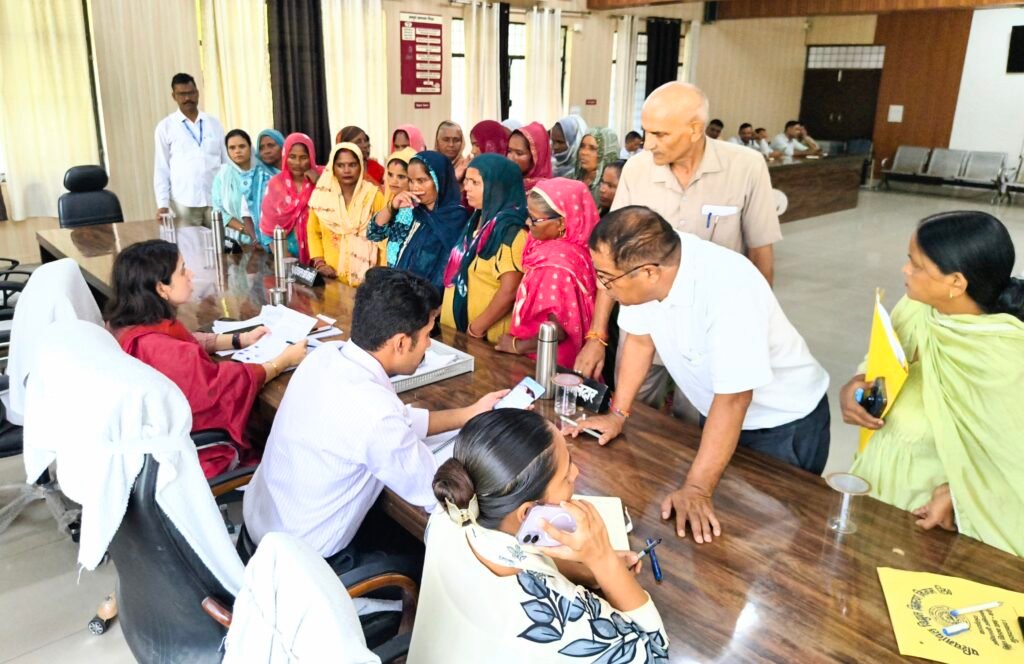 कांठ में संपूर्ण समाधान दिवस में 84 शिकायतें दर्ज, 16 का मौके पर निस्तारण 1 कांठ में संपूर्ण समाधान दिवस में 84 शिकायतें दर्ज, 16 का मौके पर निस्तारण - MORADABAD, उत्तर प्रदेश