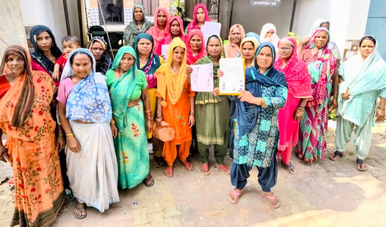 कांठ: शराब की दुकान हटवाने को महिलाओं ने उपजिलाधिकारी को सौंपा प्रार्थना-पत्र