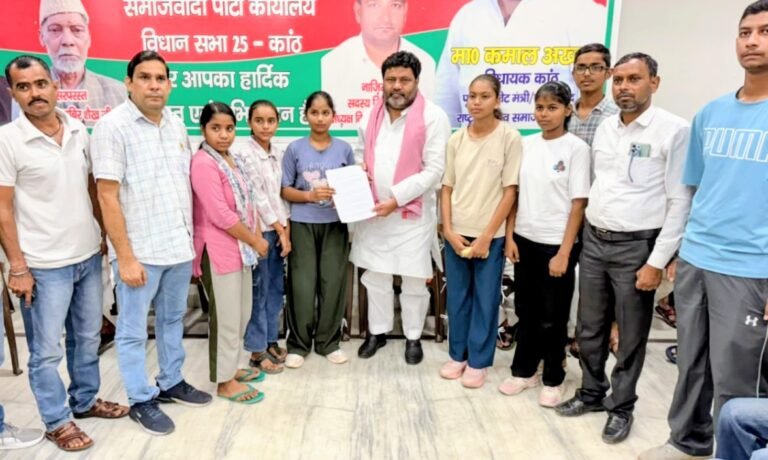 कांठ: फत्तेहपुर बिश्नोई में राजकीय इंटर कॉलेज की मांग, विधायक कमाल अख्तर को सौंपा ज्ञापन