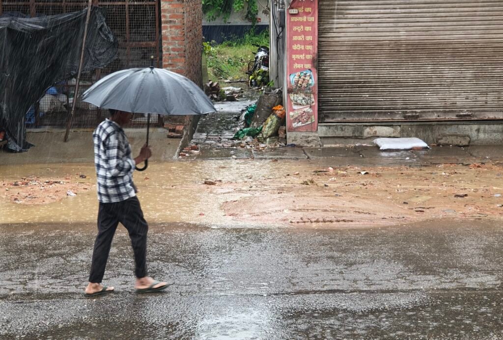 कांठ में लगातार बारिश से जनजीवन प्रभावित, बाजारों में पसरा सन्नाटा 1 कांठ में लगातार बारिश से जनजीवन प्रभावित, बाजारों में पसरा सन्नाटा - MORADABAD, उत्तर प्रदेश