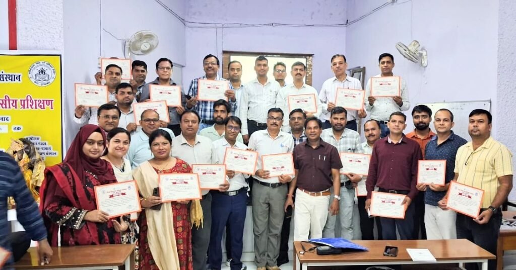कांठ के डायट में प्रशिक्षण समापन पर प्रतिभागियों को दिए प्रमाण-पत्र - MORADABAD, उत्तर प्रदेश