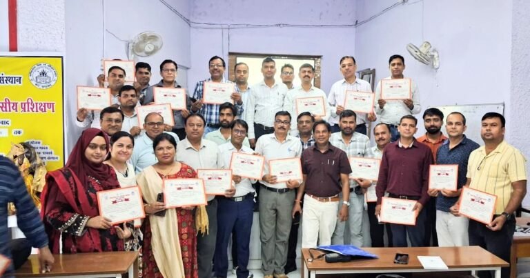 कांठ के डायट में प्रशिक्षण समापन पर प्रतिभागियों को दिए प्रमाण-पत्र