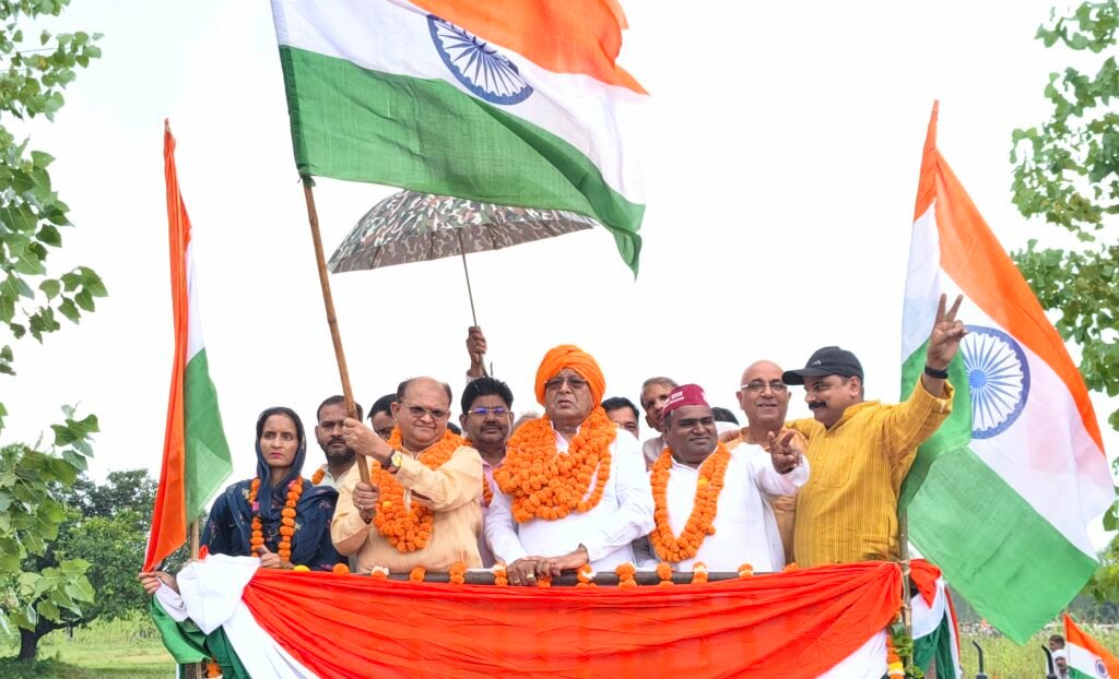 कांठ में जय जवान-जय किसान तिरंगा महायात्रा को सर्व समाज ने बनाया ऐतिहासिक महायात्रा 1 कांठ में जय जवान-जय किसान तिरंगा महायात्रा को सर्व समाज ने बनाया ऐतिहासिक महायात्रा - MORADABAD, उत्तर प्रदेश