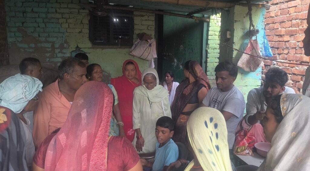 राशन वितरण में अव्यवस्था का आरोप, घंटों इंतजार से ग्रामीण परेशान। रामपुरवा उर्फ रामपुर में सरकारी राशन वितरण को लेकर ग्रामीणों ने उठाए सवाल, जांच की मांग। - MAHRAJGANJ, उत्तर प्रदेश
