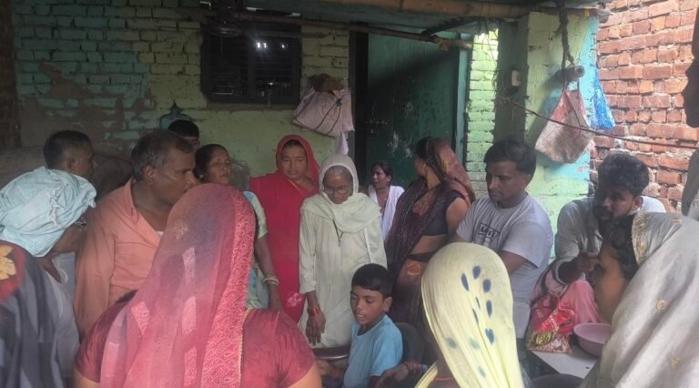 राशन वितरण में अव्यवस्था का आरोप, घंटों इंतजार से ग्रामीण परेशान। रामपुरवा उर्फ रामपुर में सरकारी राशन वितरण को लेकर ग्रामीणों ने उठाए सवाल, जांच की मांग।