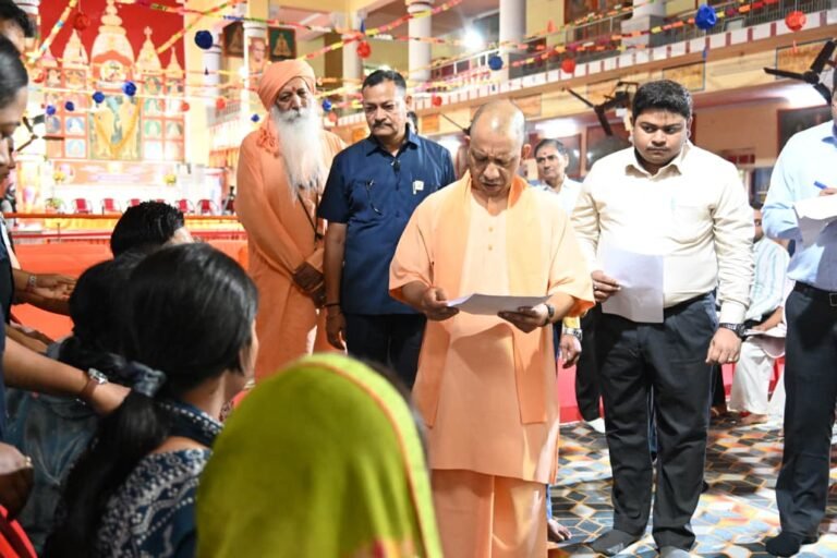 जनसेवा सर्वोच्च प्राथमिकता, मुख्यमंत्री योगी ने सुनीं फरियादें।