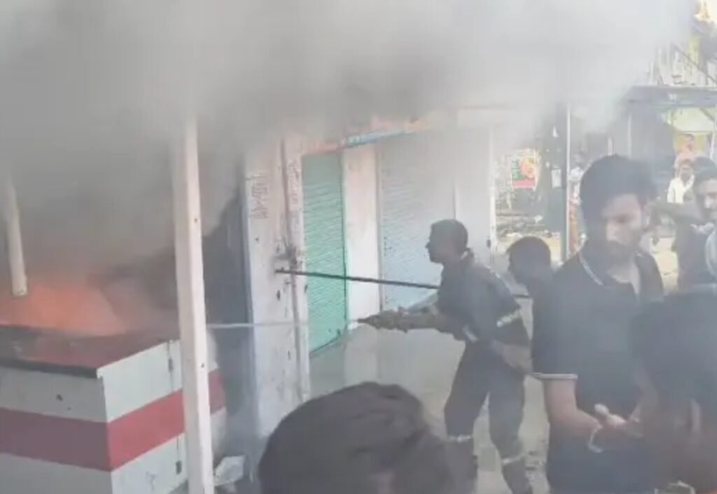 शॉर्ट सर्किट से कपड़े की दुकान में लगी भीषण आग, लाखों का सामान जलकर राख। 1 शॉर्ट सर्किट से कपड़े की दुकान में लगी भीषण आग, लाखों का सामान जलकर राख। - MAHRAJGANJ, उत्तर प्रदेश