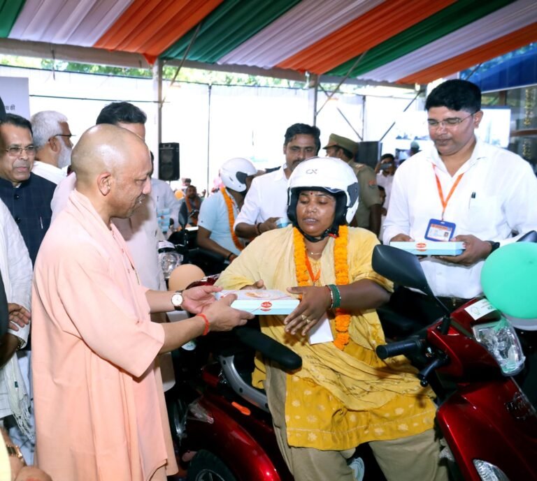 शारीरिक बाधा प्रतिभा की राह में नहीं बन सकती रुकावट: सीएम योगी