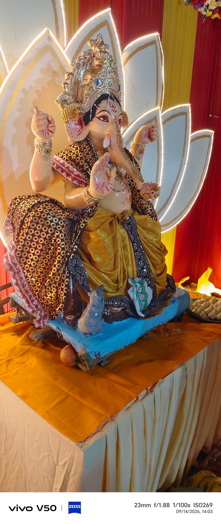 प्रयागराज झूसी त्रिवेणीपुरम में पहली बार रॉयल विलास रिसॉर्ट& क्लब में गणेश चतुर्थी मूर्ति स्थापना