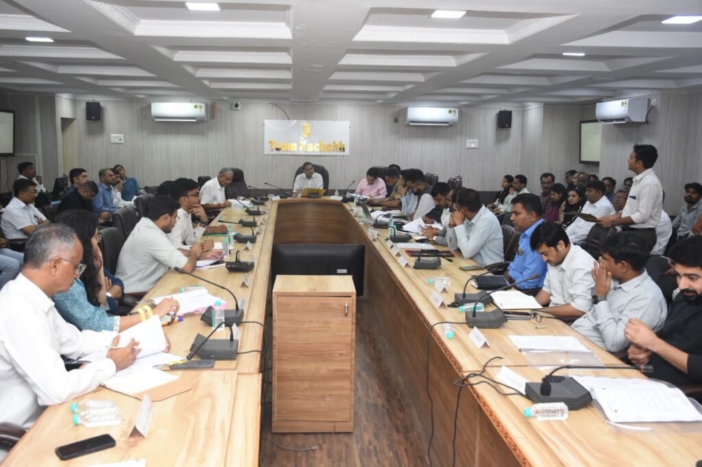 कच्छ कलेक्टर अनिल राणावसिया की अध्यक्षता में समन्वय सह शिकायत समिति की बैठक जनहित को प्राथमिकता देकर विकास कार्यों में तेजी लाने और जनसमस्याओं का तत्काल समाधान करने के निर्देश - KACHCHH, गुजरात