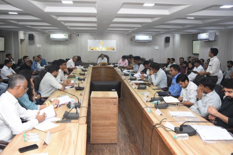 कच्छ कलेक्टर अनिल राणावसिया की अध्यक्षता में समन्वय सह शिकायत समिति की बैठक जनहित को प्राथमिकता देकर विकास कार्यों में तेजी लाने और जनसमस्याओं का तत्काल समाधान करने के निर्देश