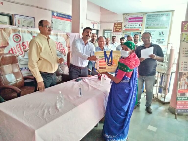 भचाऊ: उप-विभागीय अधिकारी (SDM) ने ‘निक्षय मित्र’ बन 10 टीबी मरीजों को वितरित की पोषण किट