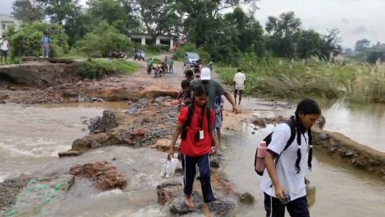 पुल पर पानी का कब्जा, थम गई लोगों की राह।।