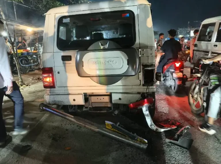 नो एंट्री की धज्जियां उड़ाते हुए डकरा बाजार में घुसा तेज रफ्तार ट्रक, बोलेरो और कार को मारी टक्कर।।