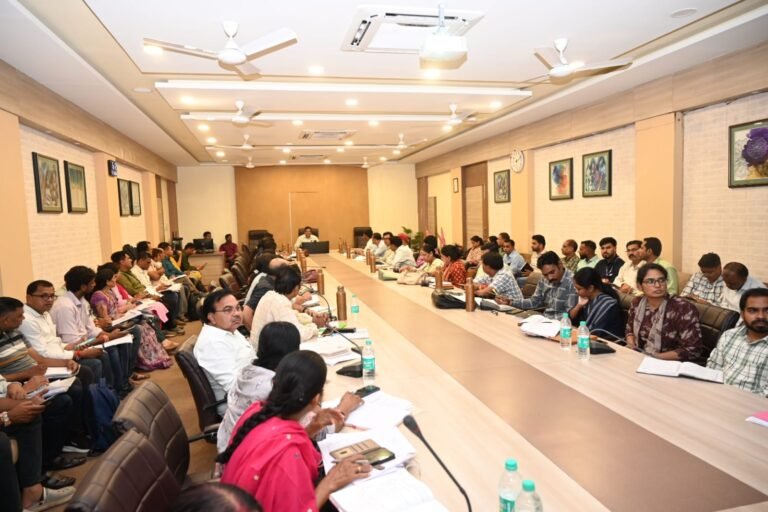 कलेक्टर की अध्यक्षता में जिला स्वास्थ्य समिति की बैठक में स्वास्थ्य सेवाओं की समीक्षा कमजोर प्रदर्शन वाले स्वास्थ्य अधिकारियों-कर्मचारियों की जवाबदेही तय करने के निर्देश