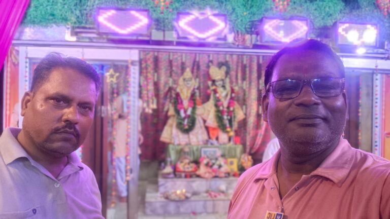 लाइटिंग और फूलों से जगमगाया बाकेश्वर बिहारी लाल मंदिर, श्रद्धा-भक्ति के साथ मनाया श्रीकृष्ण जन्मोत्सव