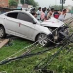 ट्रांसफॉर्मर से टकराकर कार में लगी भीषण आग, तीन की मौत