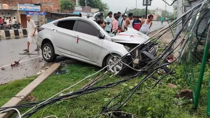 ट्रांसफॉर्मर से टकराकर कार में लगी भीषण आग, तीन की मौत