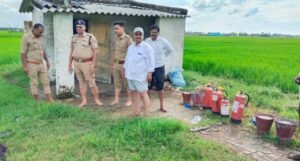 आगामी त्यौहारों को देखते हुए पुलिस ने पटाखा गोदामों की सुरक्षा व्यवस्था को लेकर निगरानी तेज की