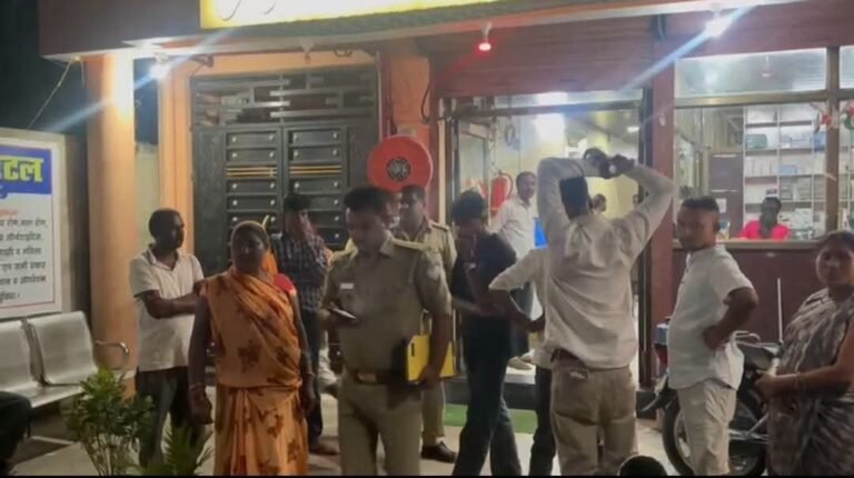 युवक की मौत के बाद परिजनों ने अस्पताल प्रबंधन पर इलाज में लापरवाही का गंभीर आरोप लगाते हुए जमकर हंगामा किया और जिम्मेदार लोगों के खिलाफ कार्रवाई की मांग की