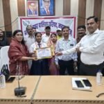 नगर पालिका परिषद महराजगंज की ओर से वर्ष 2026 की हाईस्कूल एवं इंटरमीडिएट परीक्षा में 90 प्रतिशत से अधिक अंक अर्जित करने वाले मेधावी छात्र-छात्राओं को किया गया सम्मानित