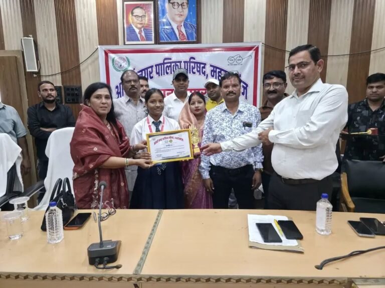 नगर पालिका परिषद महराजगंज की ओर से वर्ष 2026 की हाईस्कूल एवं इंटरमीडिएट परीक्षा में 90 प्रतिशत से अधिक अंक अर्जित करने वाले मेधावी छात्र-छात्राओं को किया गया सम्मानित