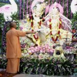 श्रीकृष्ण जन्माष्टमी पर जन्मभूमि पहुंचे सीएम योगी, चांदी से सजे गर्भगृह में किए ‘लाला’ के दर्शन