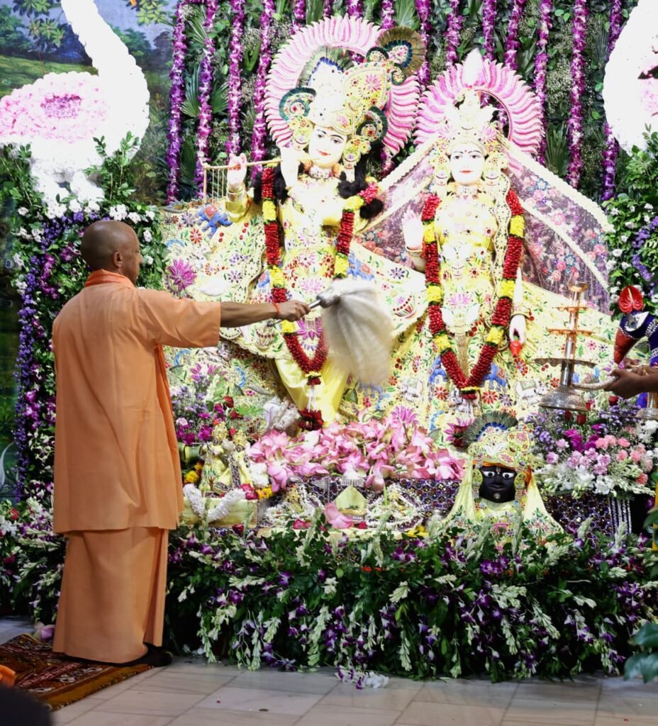 श्रीकृष्ण जन्माष्टमी पर जन्मभूमि पहुंचे सीएम योगी, चांदी से सजे गर्भगृह में किए ‘लाला’ के दर्शन 1 श्रीकृष्ण जन्माष्टमी पर जन्मभूमि पहुंचे सीएम योगी, चांदी से सजे गर्भगृह में किए ‘लाला’ के दर्शन - MAHRAJGANJ, उत्तर प्रदेश